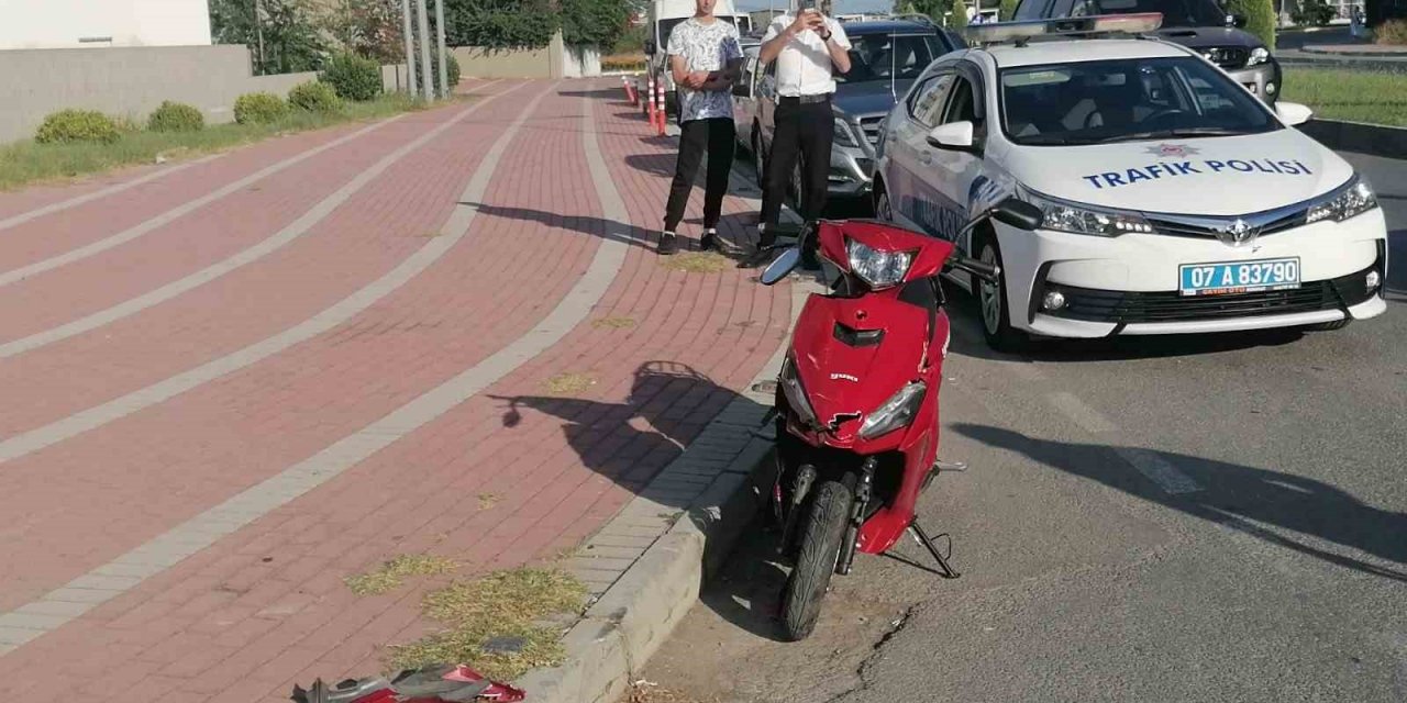 Motosiklet otomobile çarptı: 2 yaralı