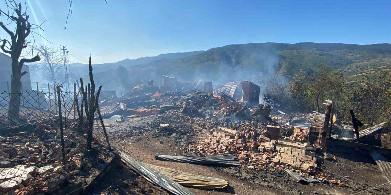 Kastamonu’daki köy yangını devam ediyor: 10 ev, 3 ahır yandı