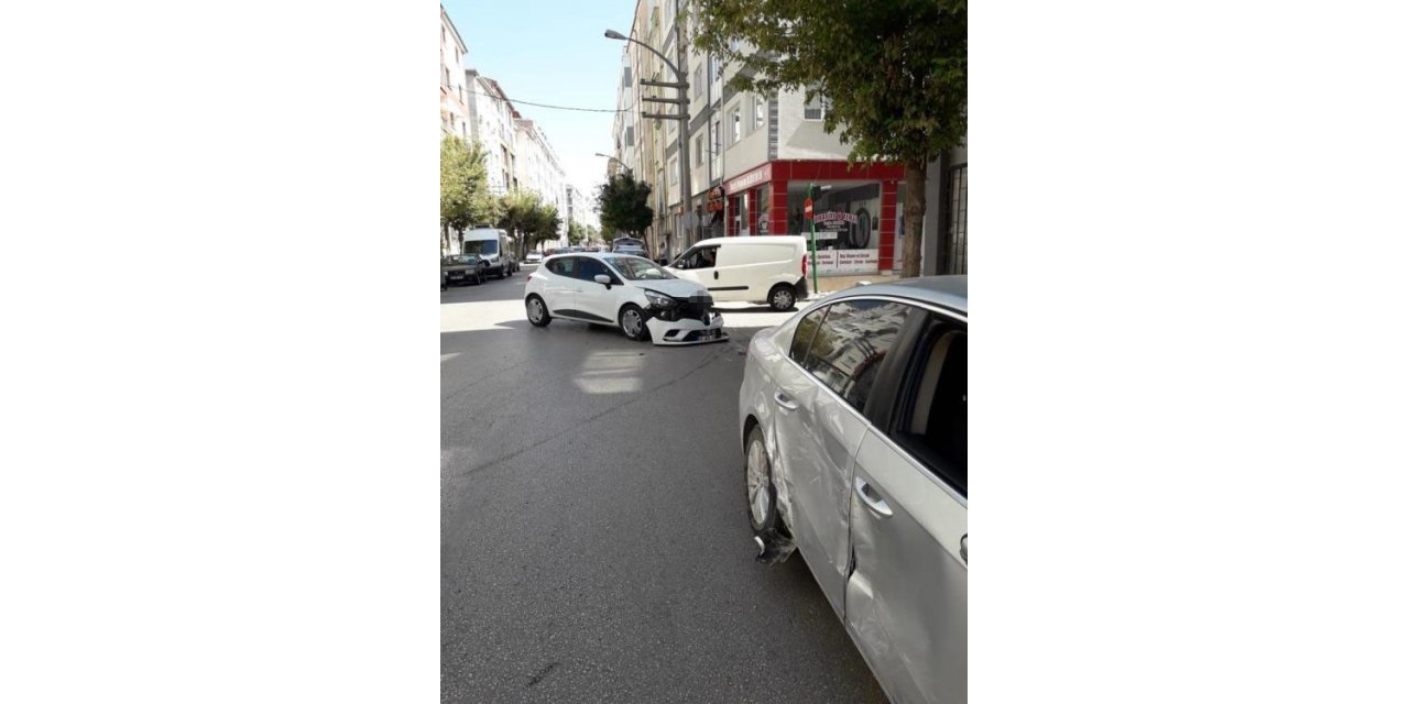 İki aracın karıştığı kazada maddi hasar oluştu