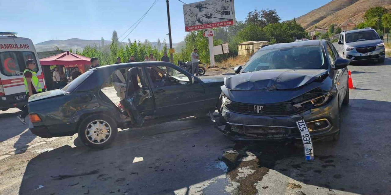 Gürün’de otomobiller çarpıştı: 4 yaralı