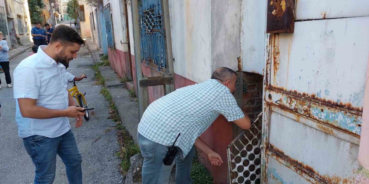 Metruk binanın çatısından düşen çocuk hastanelik oldu