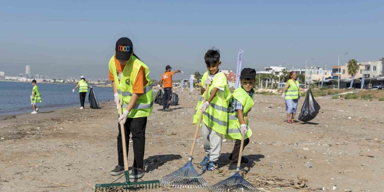 Mersin’de Karaduvar sahilinde temizlik çalışması yapıldı