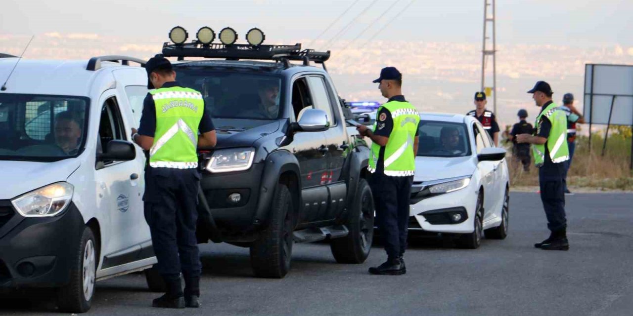 Mersin’de jandarma ekiplerinden dron destekli yol uygulaması yapıldı