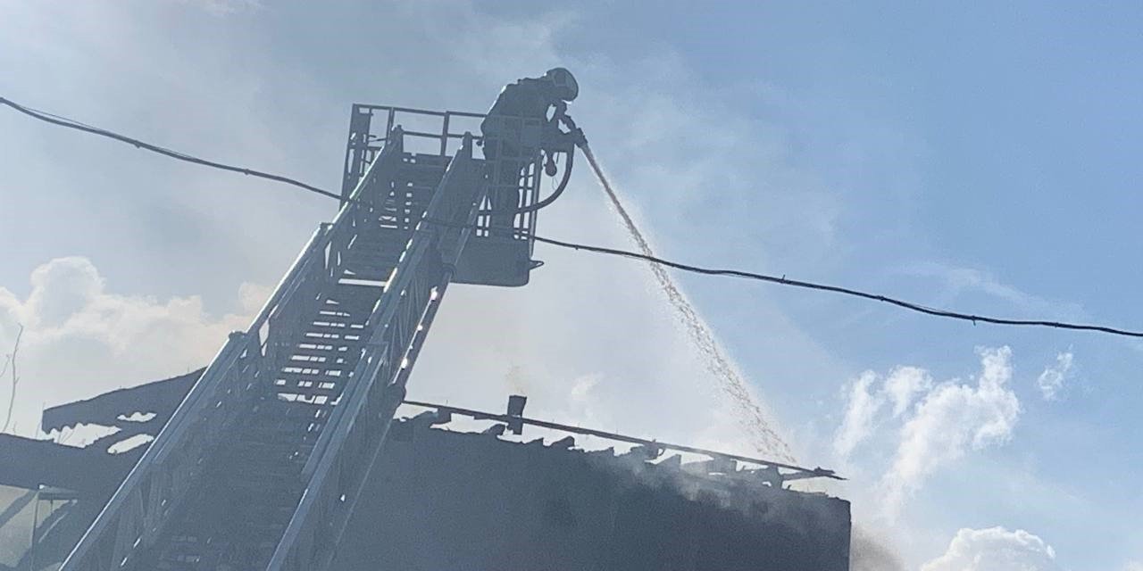 Çatı yangını 7 eve sirayet etti, ekipler seferber oldu