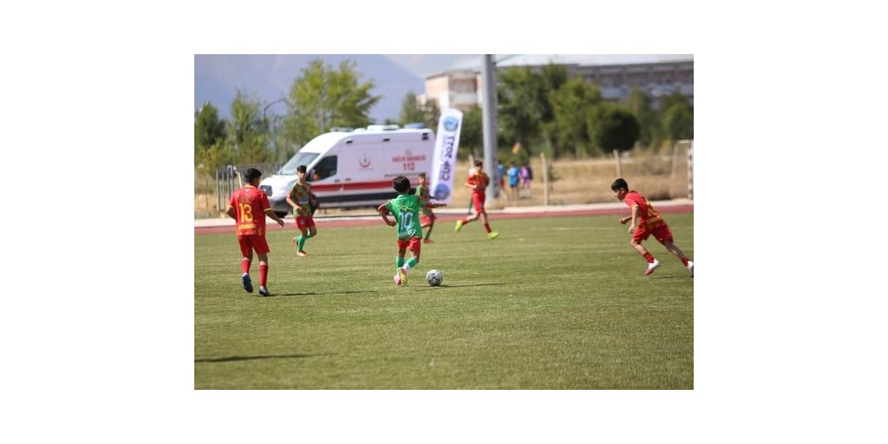 UYAFA Ağrı Dağı Cup Futbol Turnuvası’nın şampiyonu Diyarbakır oldu