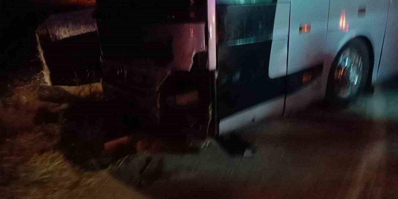 Sivas’ta yolcu otobüsü ile otomobil çarpıştı: 3 yaralı