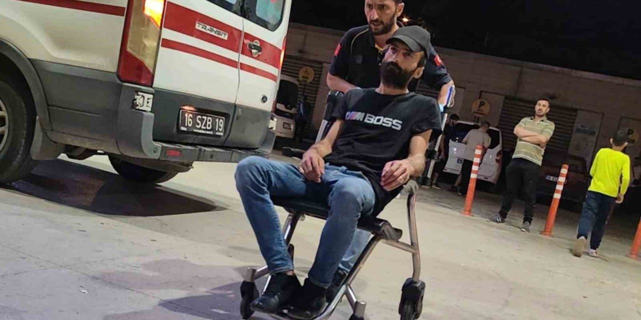 Balkonuna atılan yabancı madde elinde patladı