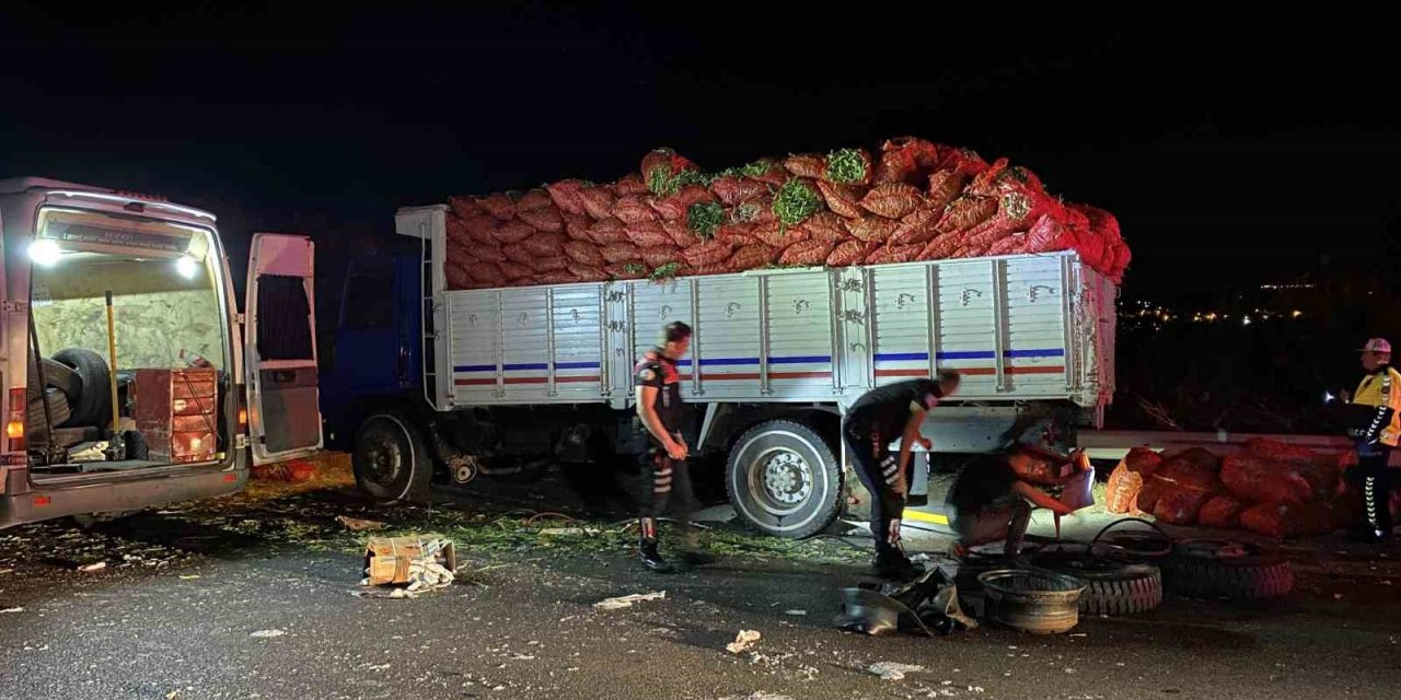 Saatlerce trafiğe kapalı olan yol tekrar açıldı
