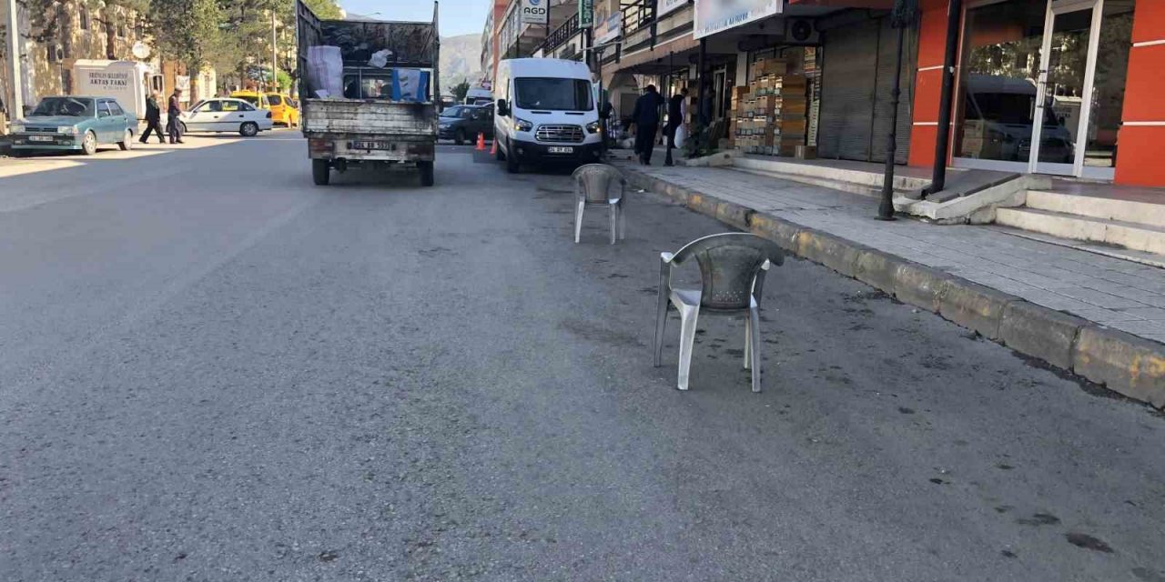 Esnafın duba ve sandalyeli yol kapatmasına tepki