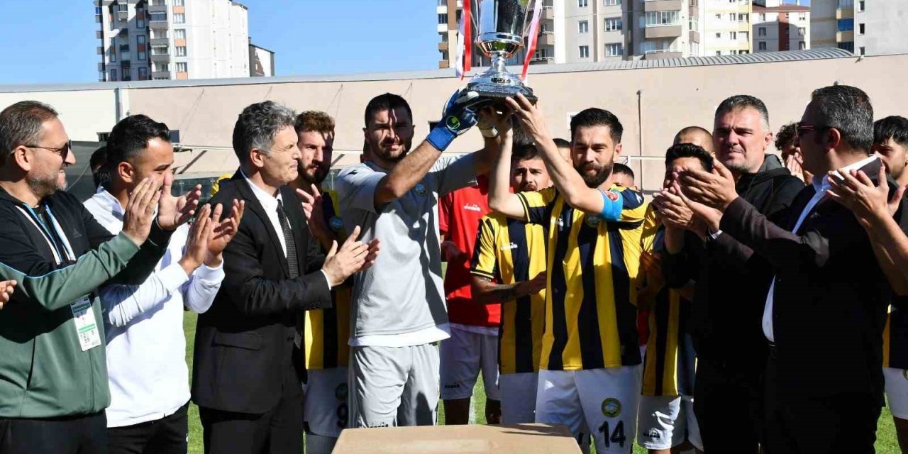 Talasgücü Belediyespor kupasına kavuştu