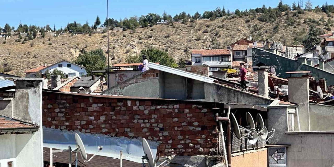 Çocukların çatıdaki tehlikeli oyunu