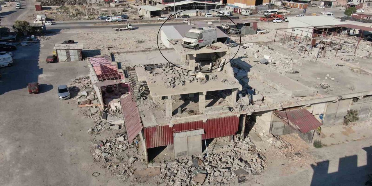 4 katlı binanın tepesine dikkat çekmesi için konulmuştu, bina ağır hasar aldı minibüs yerinden oynamadı