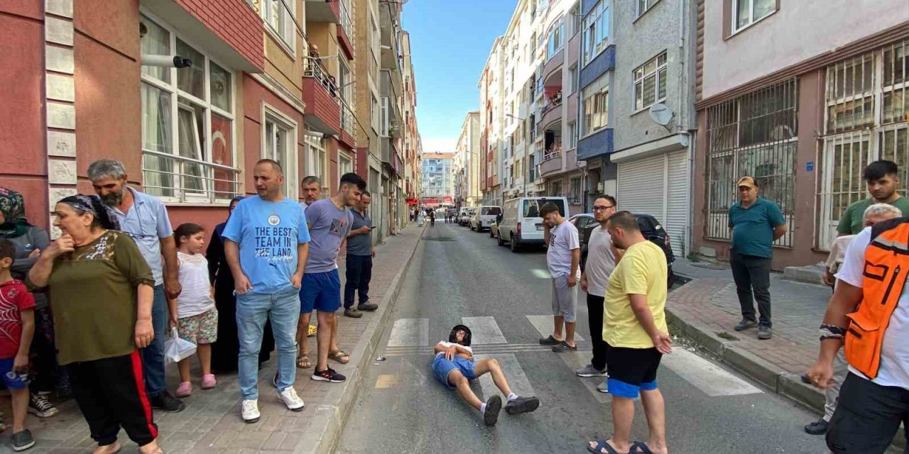 Otomobille çarpışan motosikletin yayanın üzerine savrulduğu kaza kamerada: 2 yaralı