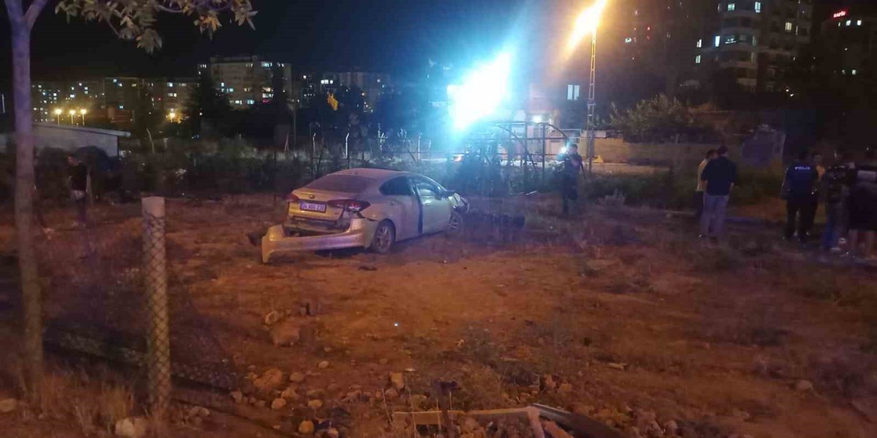 Otomobil bahçeye girdi