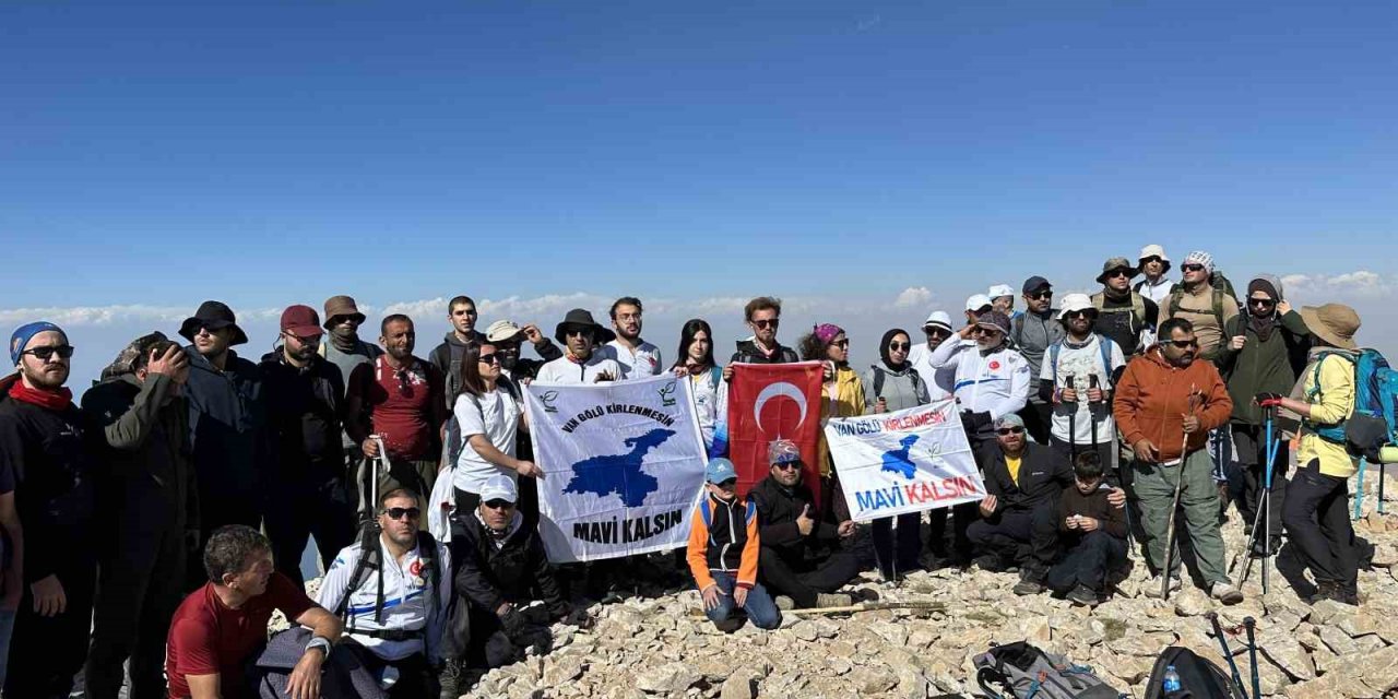 Van Gölü için 3 bin 537 rakımlı Artos Dağı’na tırmanıldı