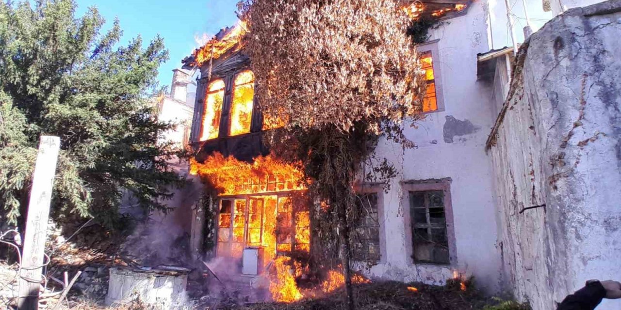 İki katlı ahşap ev alevlere teslim oldu