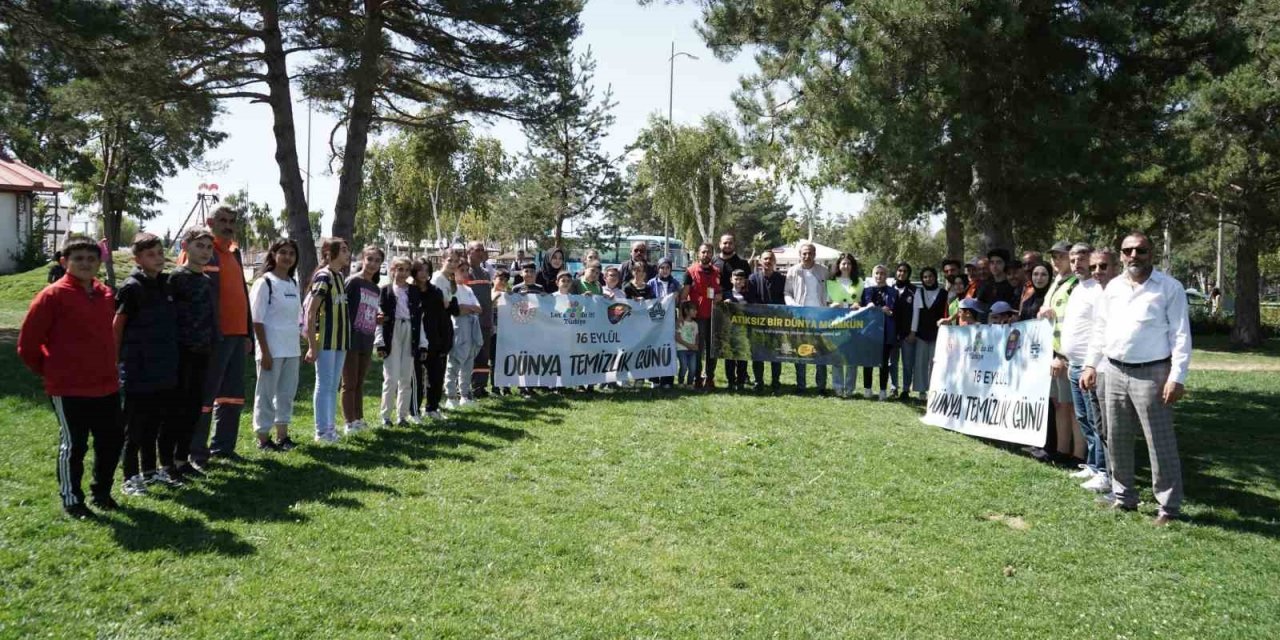 Gençler poşetleri aldı, çevredeki çöpleri topladı