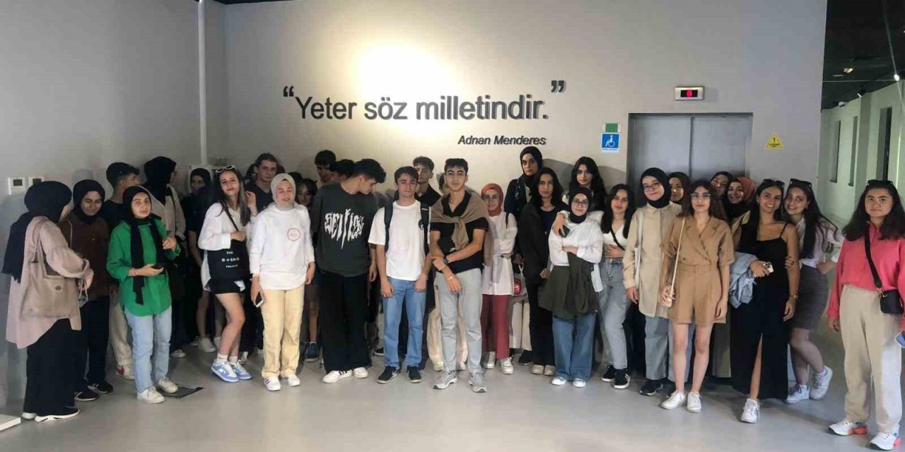 Darıcalı gençler Demokrasi Adası’nı gezdi