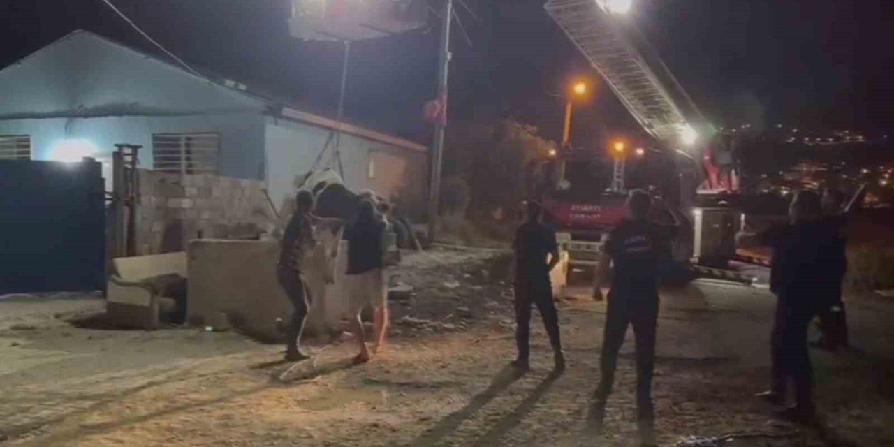 Kuyuya düşen inek, vinçle kurtarıldı