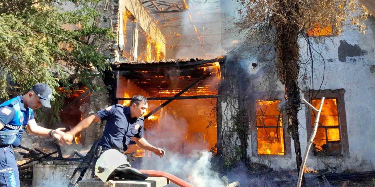 150 yıllık tarihi binayı alevler yuttu