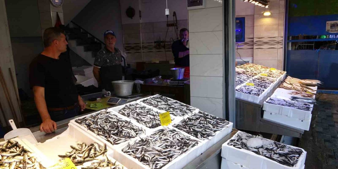 Tezgahlarda bütün balık çeşitleri var bir tek o yok