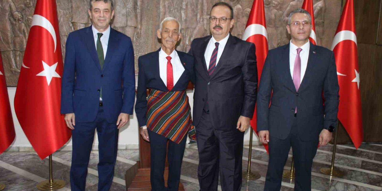 Aydın’da 55 yıllık taksi şoförü yılın ahisi seçildi