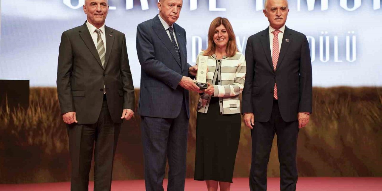 Serpil Timuray’a Dünya Türk İş Konseyi’nde ‘İş Dünyası Ödülü’