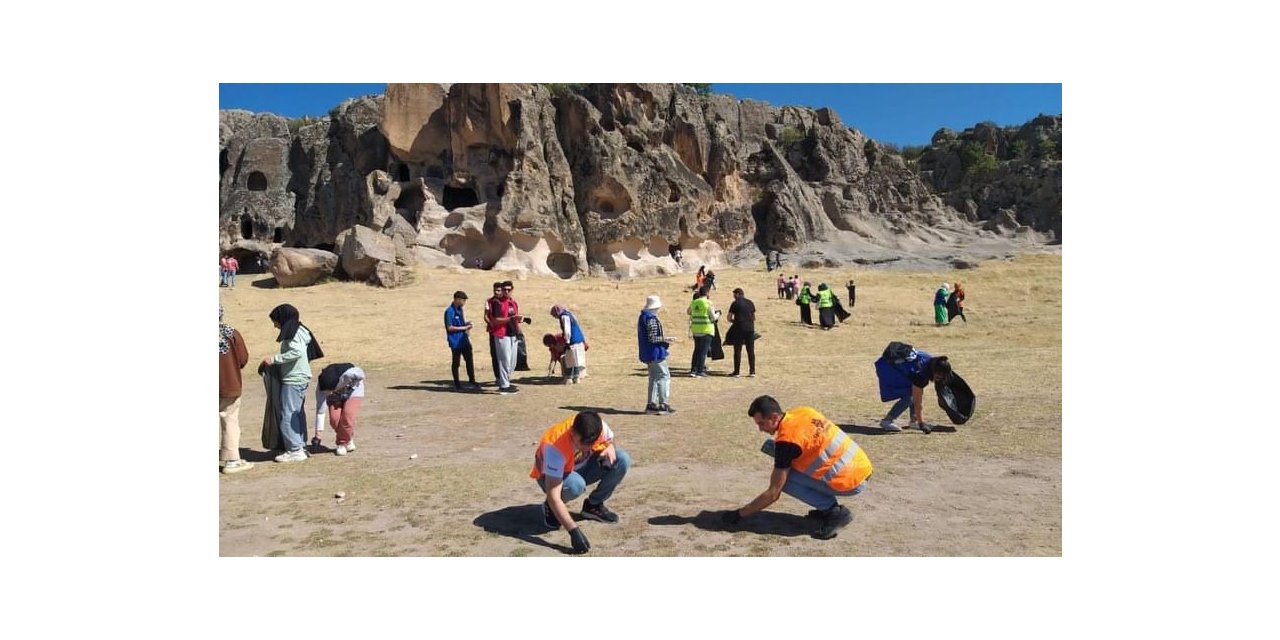 Gençler Emre Gölü çevresinde çöp topladılar