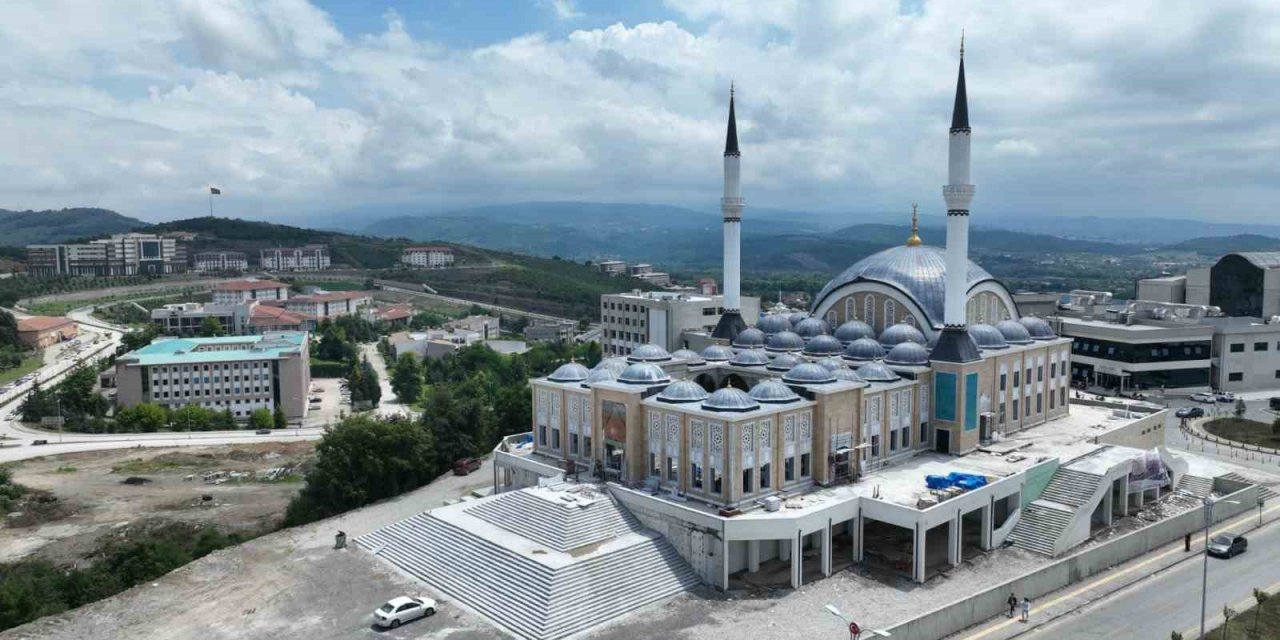 Cami altındaki dükkanlar kiraya verilecek