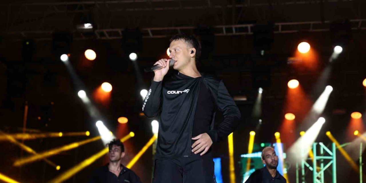 Edis Ataşehir’de hayranlarına unutulmaz bir gece yaşattı