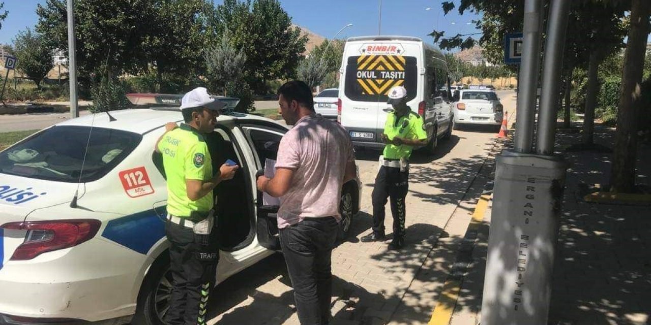 Ergani’de polis ekipleri servis şoförlerini denetledi