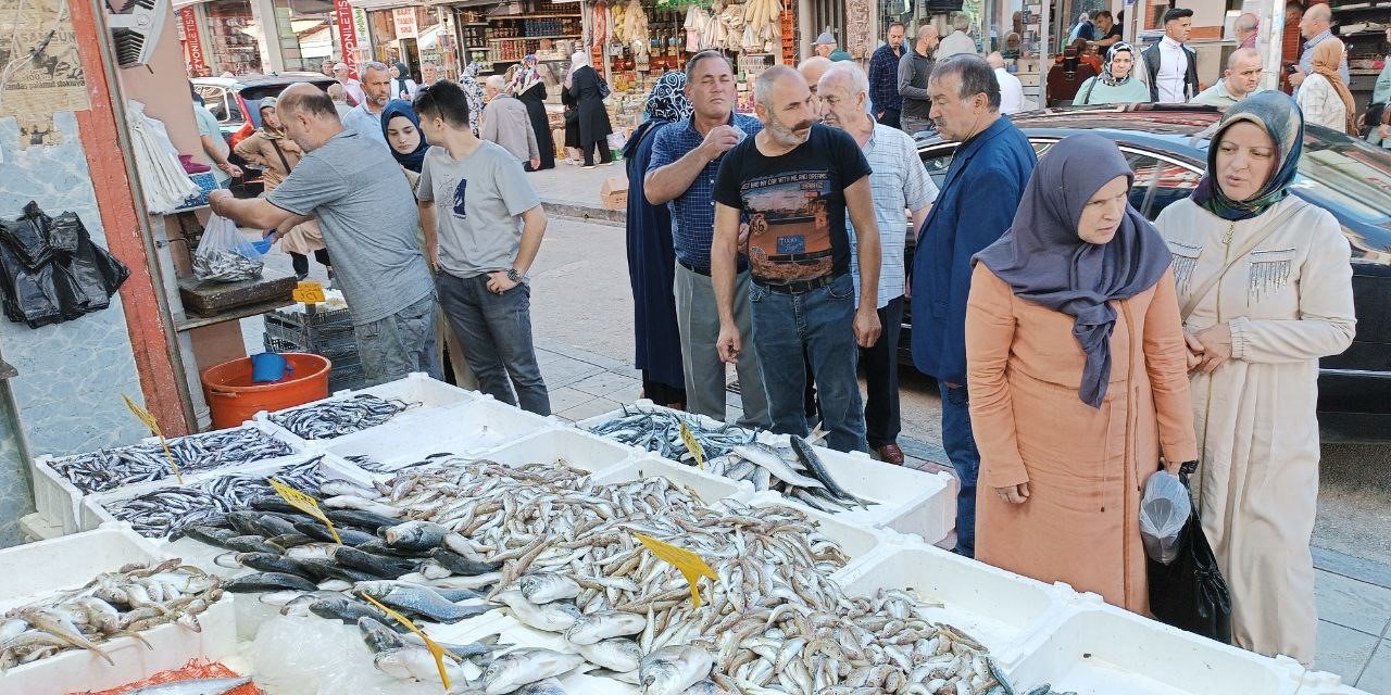 Ucuzlayan balık kapış kapış satıldı