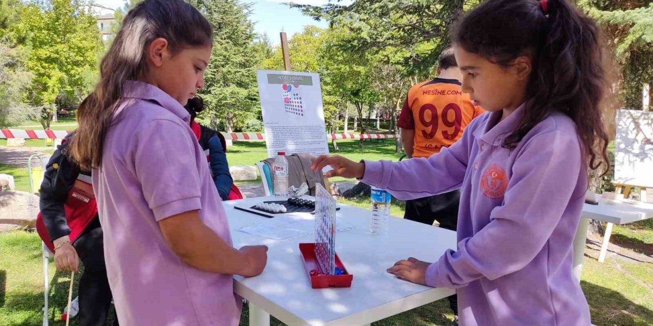 Niğde’de çocuklar zeka oyunları parkuru ile hem öğrendi hem eğlendi