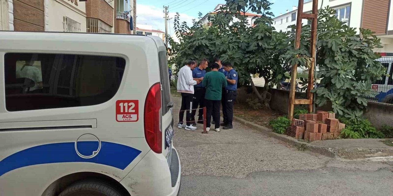 Önce annesini ve ablasını darp etti, daha sonra ağabeyinin kayınbiraderini bıçakladı