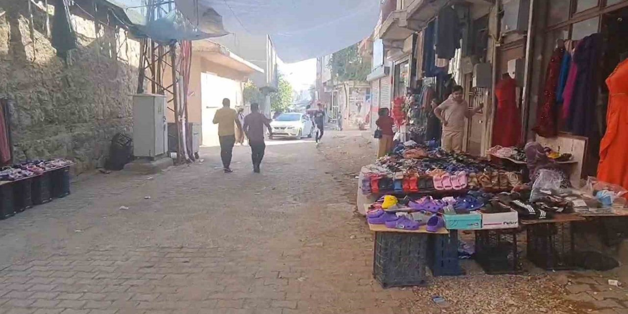 Dükkanlarının önünde oynayan 3 yaşındaki çocuk otomobilin altında kalarak can verdi