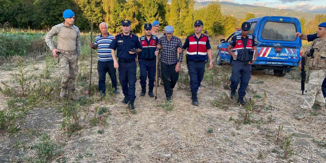 Kayıp yaşlı adamı jandarma ekipleri buldu