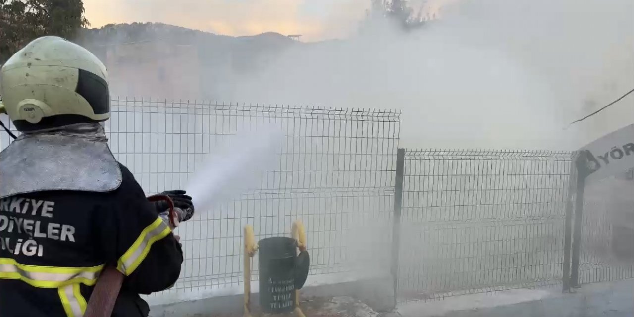 İnşaatın içindeki saman balyaları kül oldu