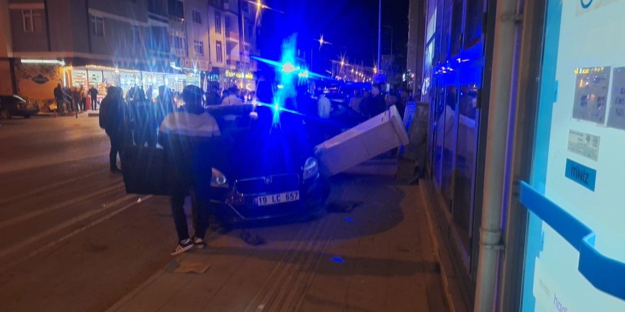 Çarpışan otomobiller markete girdi: 2 yaralı