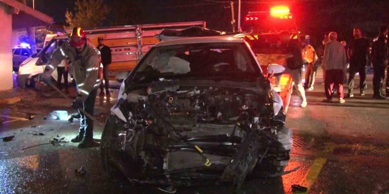Polis aracı ile kamyonet kafa kafaya çarpıştı, 1 polis memuru yaralandı
