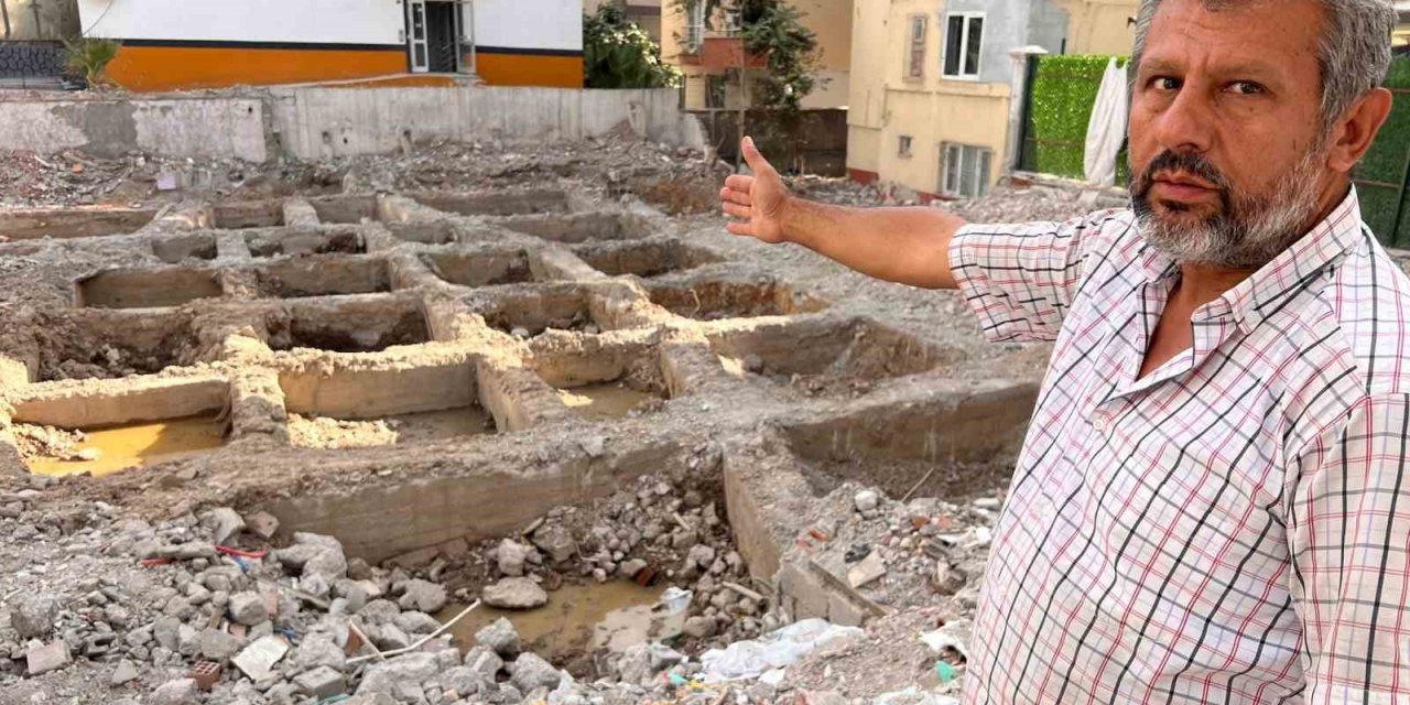 Hasarlı binanın demirlerinin alınıp enkazın bırakıldığı iddiası