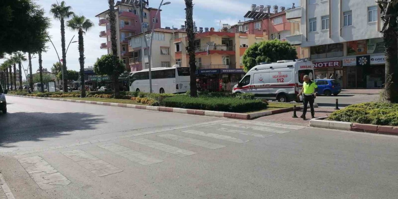 Düşürdüğü telefonunu almak isterken ticari taksinin aynasına çarptı: 1 yaralı