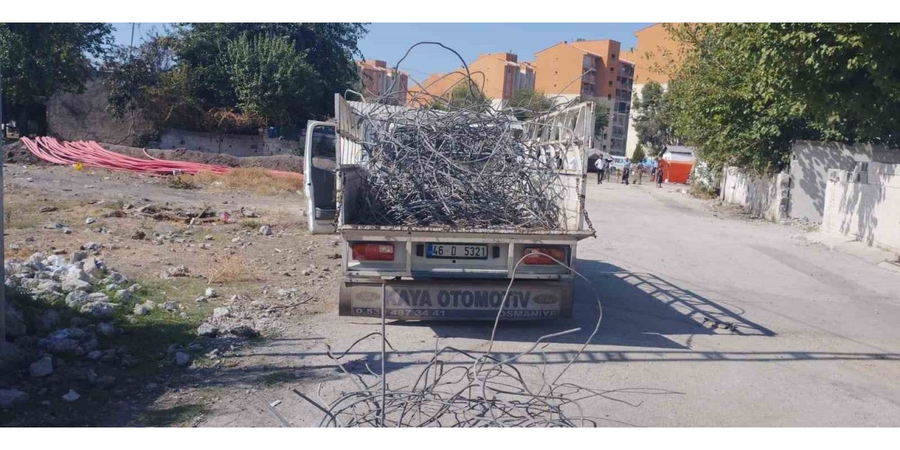 Osmaniye’de enkaz alanlarından çaldığı 460 kilo demiri satarken yakalandı