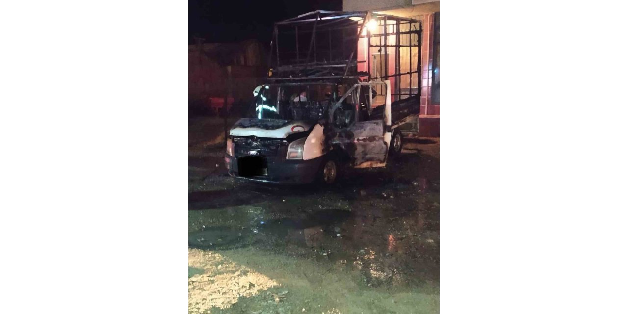 Alev alev yanan kamyonet küle döndü