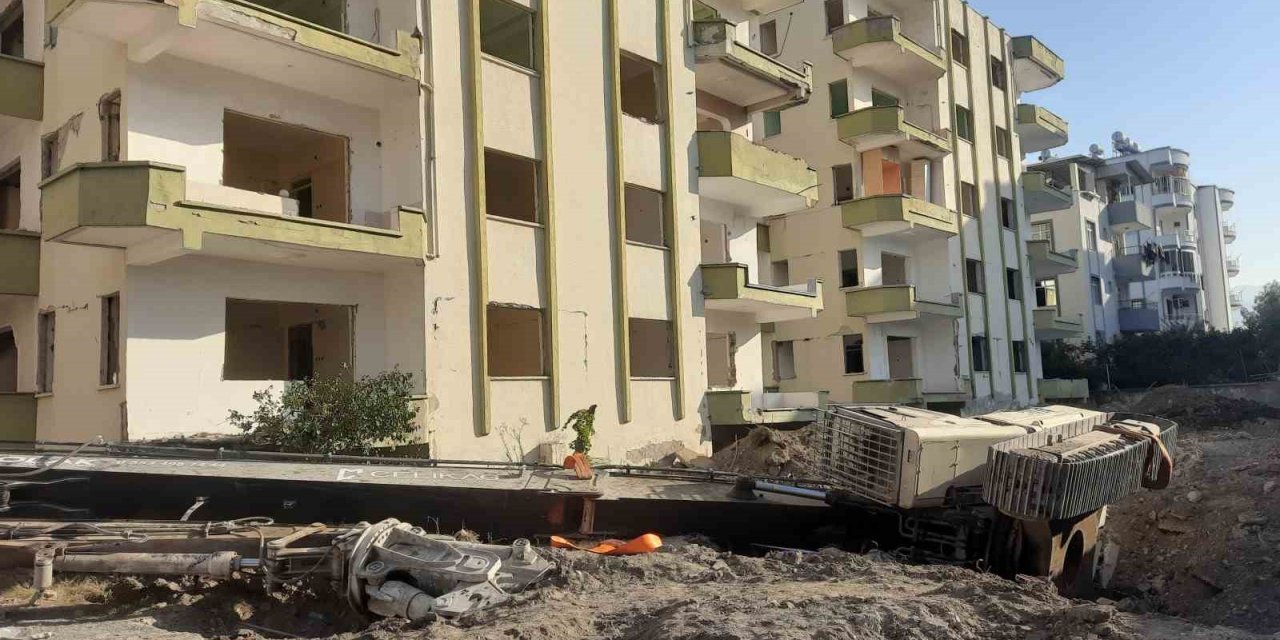 Hatay’da yer yarıldı, iş makinesi içine düştü