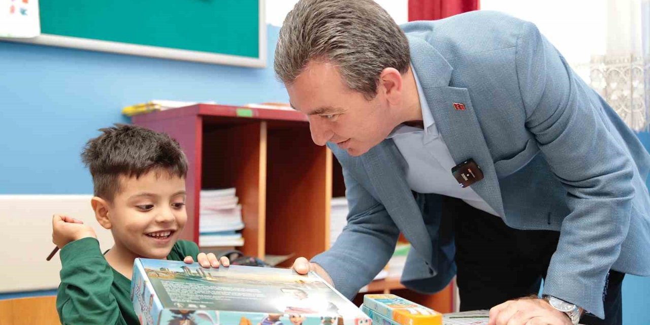 Bergama Belediyesinden öğrencilere eğitim seti