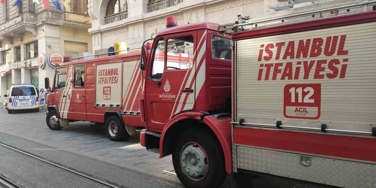 İstiklal Caddesi’nde yangın paniği: Cadde dumanla kaplandı