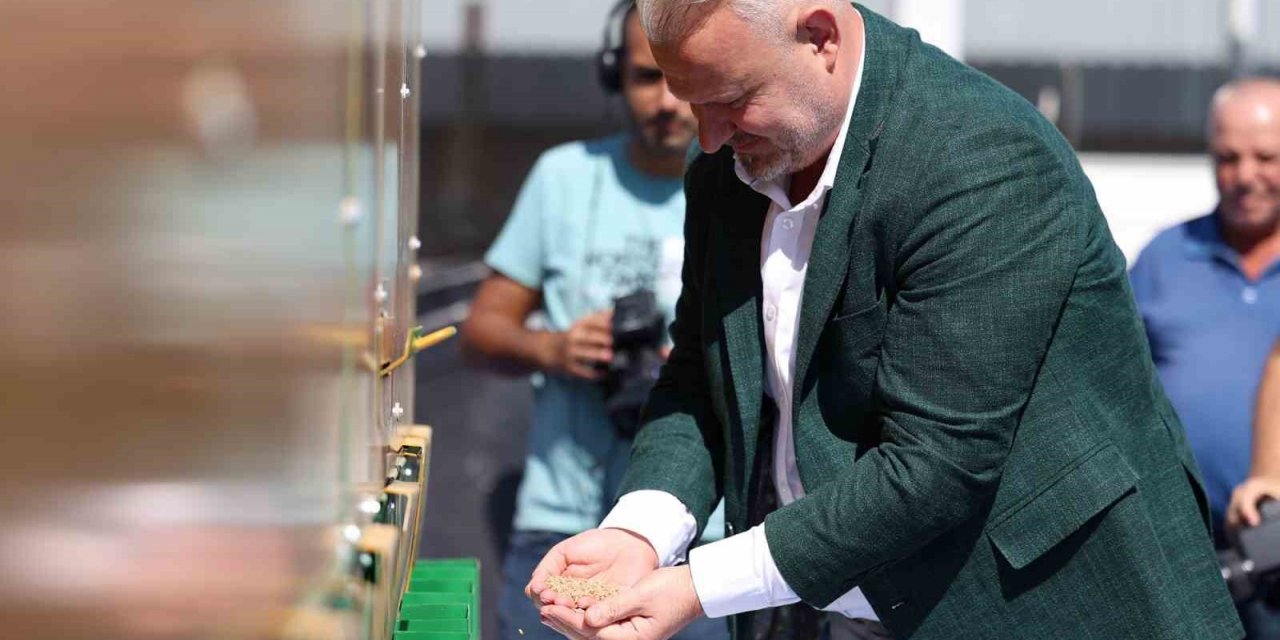 Başkan Pehlivan’dan çiftçilere buğday eleme makinesi