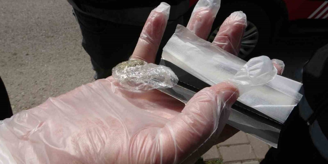 Pendik’te denetim esnasında taksideki bir yolcuda uyuşturucu madde ele geçirildi