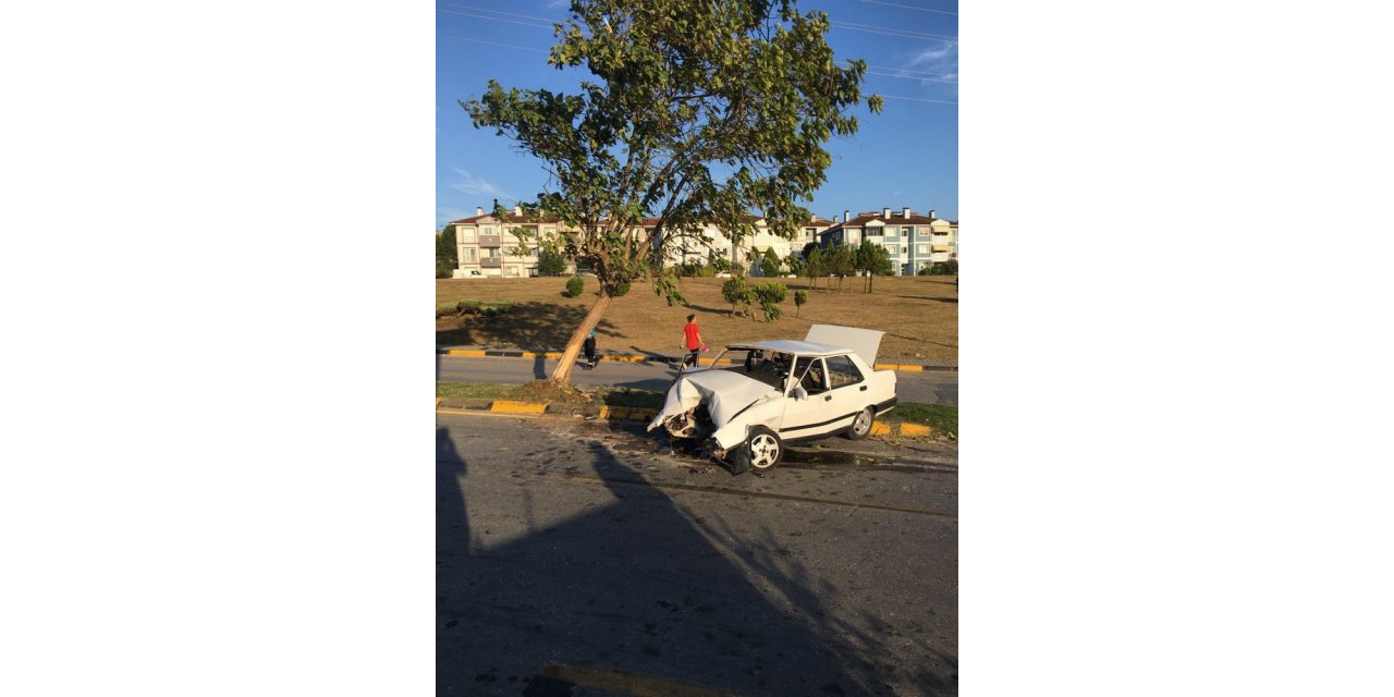 Servis aracına çarpan otomobilin sürücüsü hayatını kaybetti