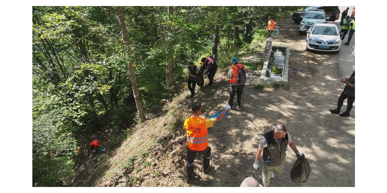 Tatilciler kirletti, gönüllüler temizledi: 90 poşet çöp çıktı